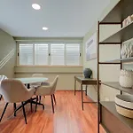 Spacious 3br Penthouse With Roof Terrace *