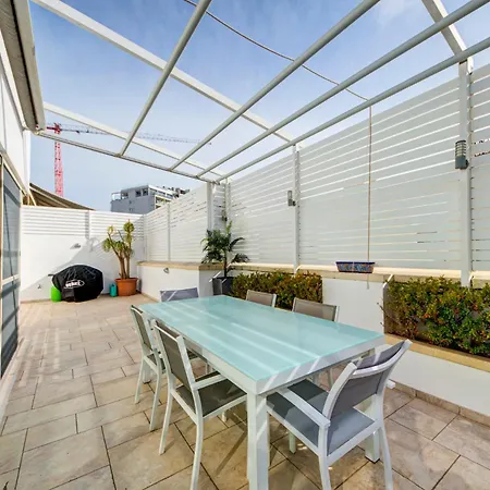 Spacious 3br Penthouse With Roof Terrace *