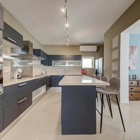 Spacious 3br Penthouse With Roof Terrace *
