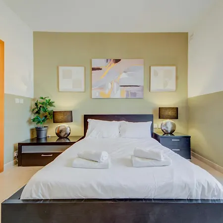 Spacious 3br Penthouse With Roof Terrace *