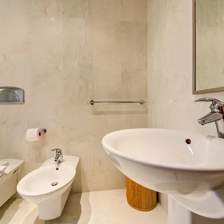 Spacious 3br Penthouse With Roof Terrace *