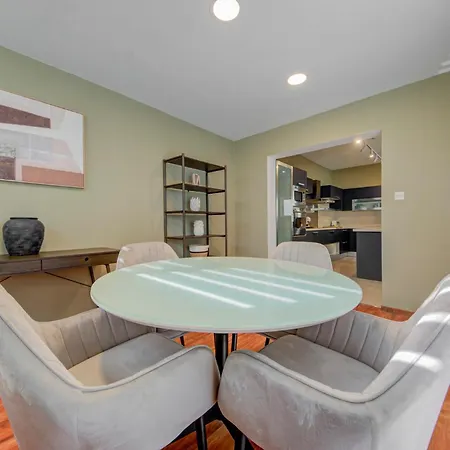 Spacious 3br Penthouse With Roof Terrace 아파트 *