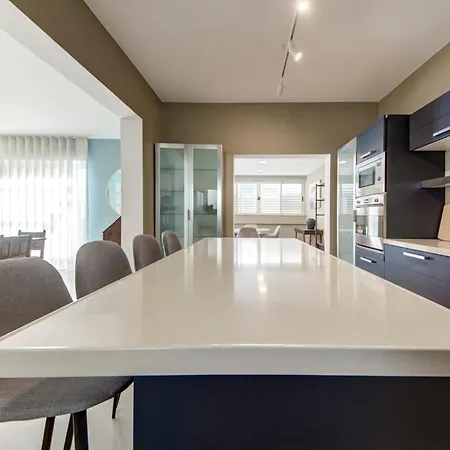 Spacious 3br Penthouse With Roof Terrace