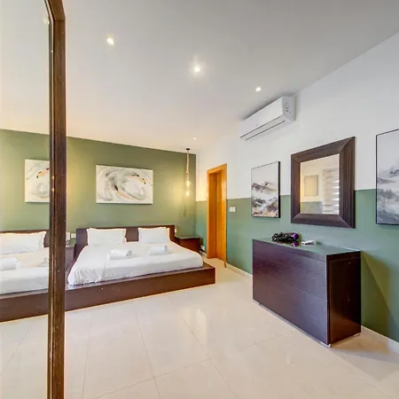 Spacious 3br Penthouse With Roof Terrace