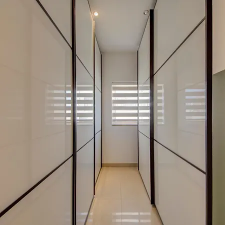 Spacious 3br Penthouse With Roof Terrace *