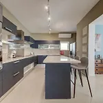 Spacious 3br Penthouse With Roof Terrace *